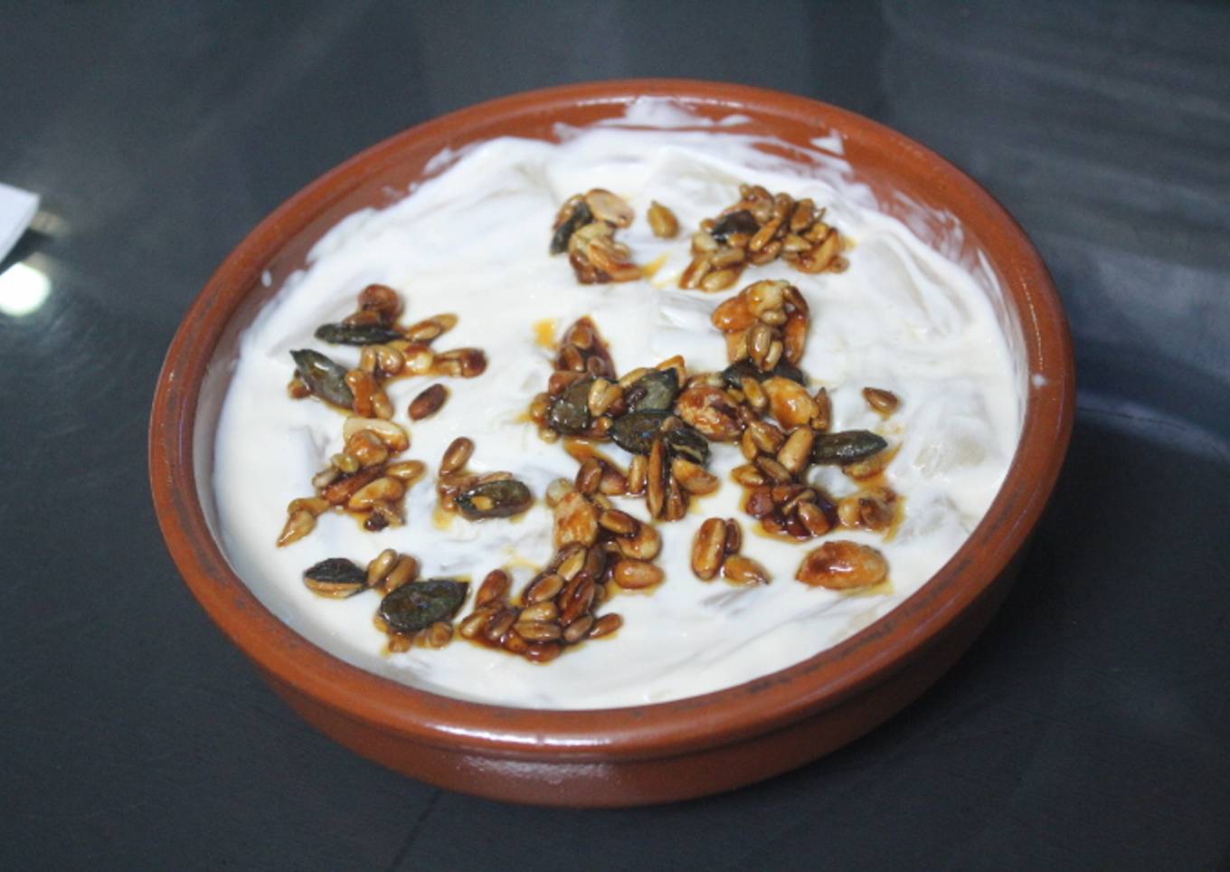 Espárragos con mayonesa y semillas escarchadas