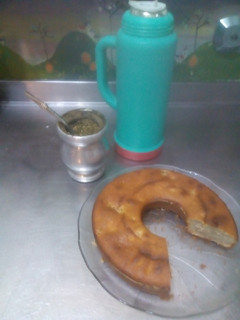 Una foto de Budín húmedo de banana y coco