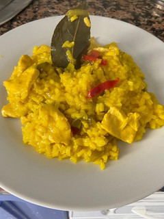 Una foto de Paella con carne