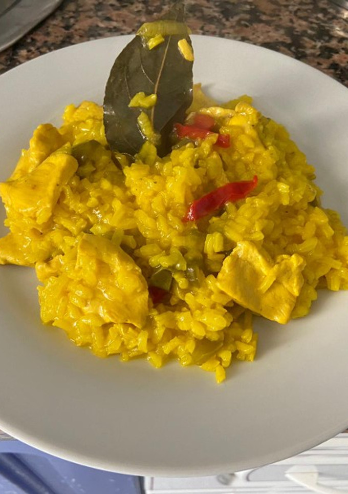 Una foto de Paella con carne