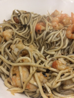 Una foto de Gambas al ajillo con gulas