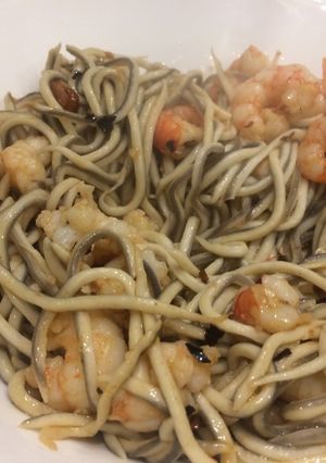 Una foto de Gambas al ajillo con gulas