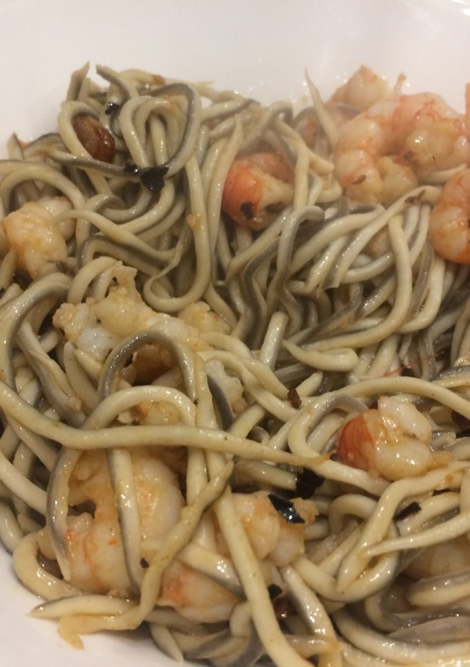 Una foto de Gambas al ajillo con gulas