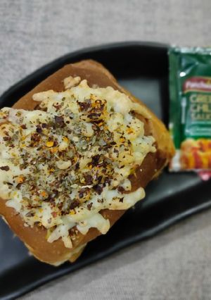 मैगी बर्स्ट बन्स(Maggi burst buns recipe in Hindi) रेसिपी मुख्य फोटो