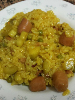 Una foto de Arroz con calabacín y salchichas