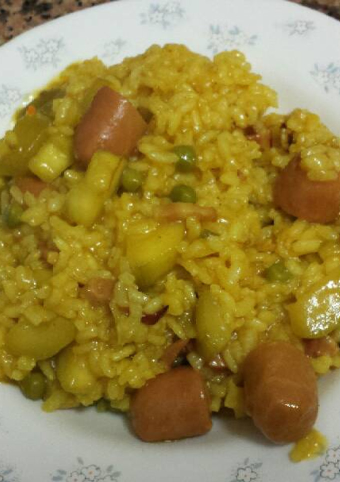 Una foto de Arroz con calabacín y salchichas