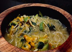 Una foto de Sopa de fideos de arroz con verduras