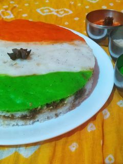 त्रिरंगी  उकडी च्या सान्ना (UKADICHA SANNA RECIPE IN MARATHI) रेसिपी चे मुख्य फोटो 