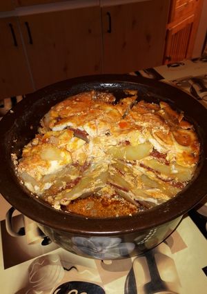 Rakott krumpli, mázas tálban recept fotója