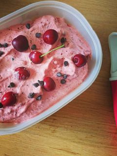 Une photo de Glace express à la cerise sans sorbetière
