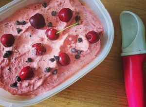 Une photo de Glace express à la cerise sans sorbetière