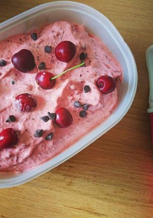 Une photo de Glace express à la cerise sans sorbetière