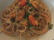 Una foto de spaghetti mejillones