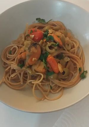 Una foto de 🍝 Espaguetis con mejillones y aceitunas