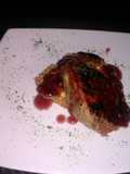Pastel de carne relleno con culis de vino tinto