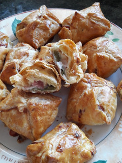 Una foto de Hojaldres de pimientos rellenos