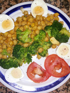 Una foto de Ensalada de garbanzos