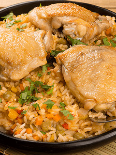 Una foto de Arroz caldoso con contramuslos 🍛