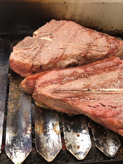 Una foto de T- BONE a la parrilla