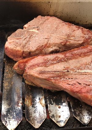 Una foto de T- BONE a la parrilla