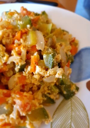 Una foto de Revuelto de verduras y huevos