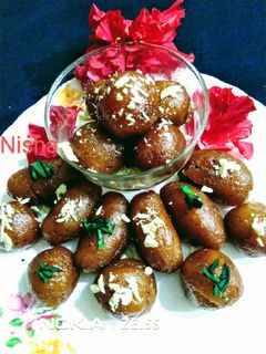 रसीले हेल्दी गुलाब जामुन (Raseele healthy gulab jamun recipe in Hindi) रेसिपी मुख्य फोटो