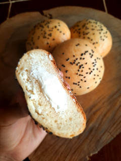 Una foto de Bollitos rellenos de queso (con masa madre)