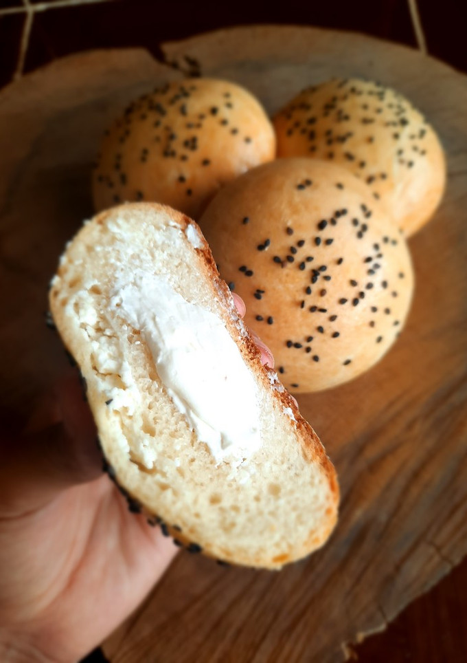 Una foto de Bollitos rellenos de queso (con masa madre)