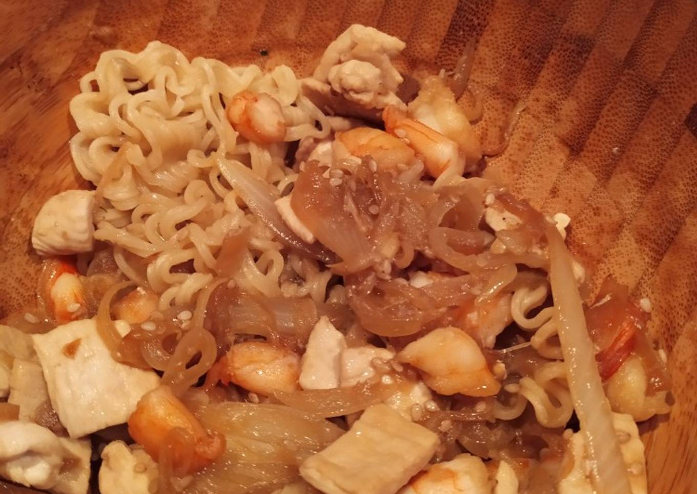 Noodles de pollo y langostinos