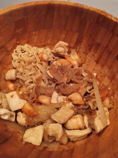 Una foto de Noodles de pollo y langostinos