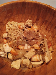 Una foto de Noodles de pollo y langostinos