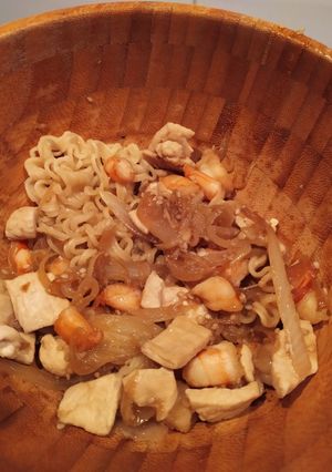 Una foto de Noodles de pollo y langostinos