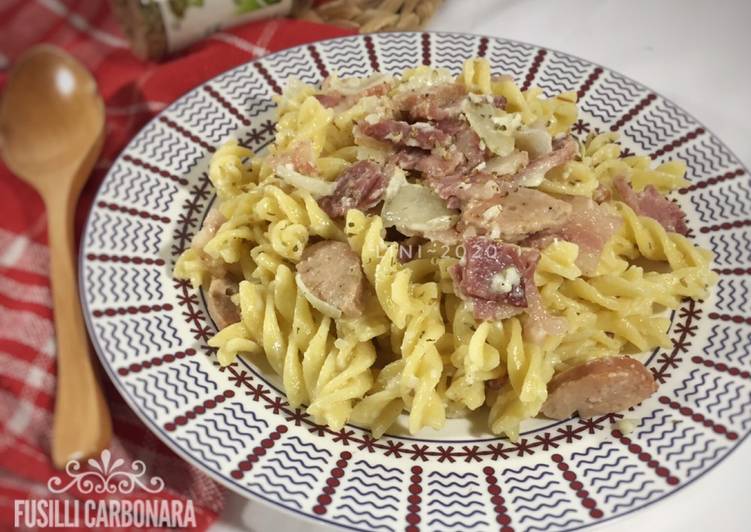 Fusilli Carbonara dengan ham dan sosis - menu pasta carbonara