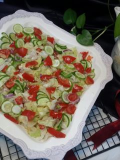 عکسی از دستور سالاد کاهو آیسبرگ با چاشنی رژیمی