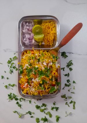 कांदा पोहे (kanda pohe recipe in marathi) रेसिपी चे मुख्य फोटो 
