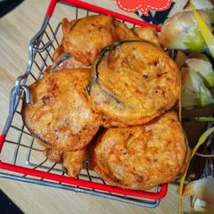 A picture of Bengan pakora bucket.