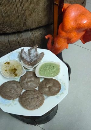 कुट्टू की इडली विथ सांबर और चटनी (Kuttu ki idli with sambar aur chutney recipe in hindi) रेसिपी मुख्य फोटो