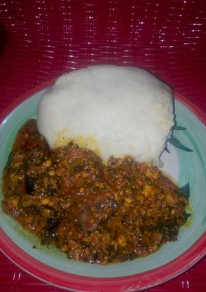 A picture of Egusi Soup and Semo.