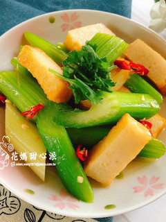 西芹炒魚板(10分鐘快速家常菜) 的食譜成品照片