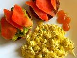 Завтрак 2: Цельнозерновая булочка с авокадо и рыбой; с рыбой, омлет скрэмбл с творогом