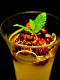 Una foto de Sorbete de limón casero con nueces caramelizadas