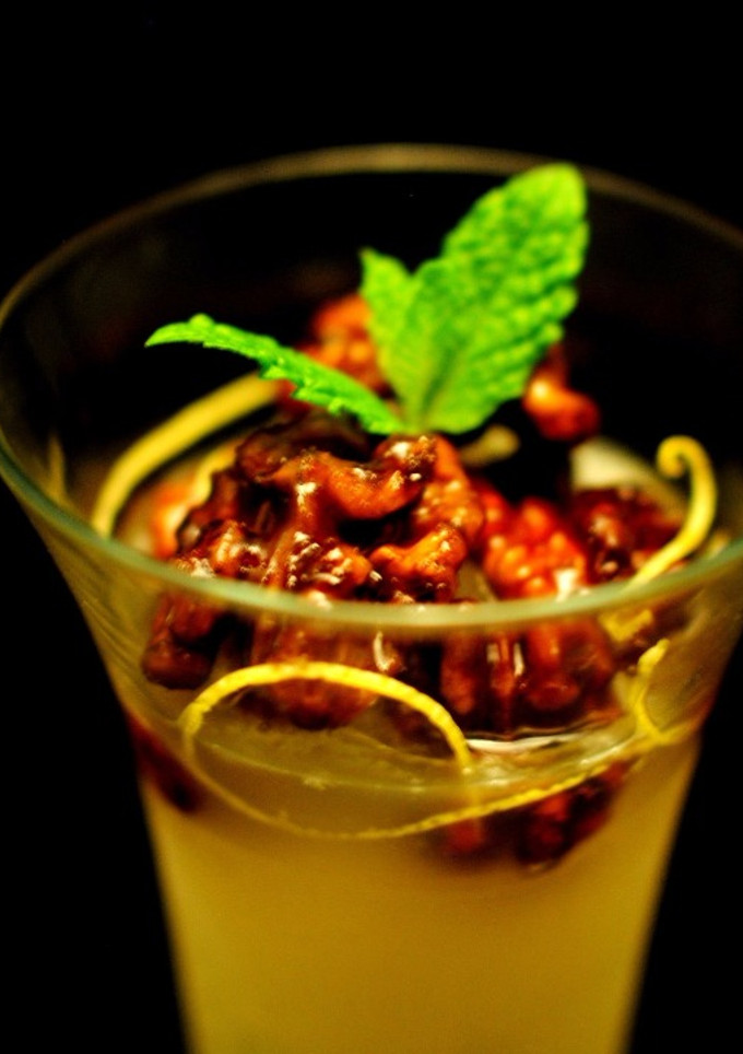 Una foto de Sorbete de limón casero con nueces caramelizadas