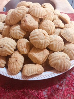صورة لوصفة معمول السميد بلزبدة محشي تمر