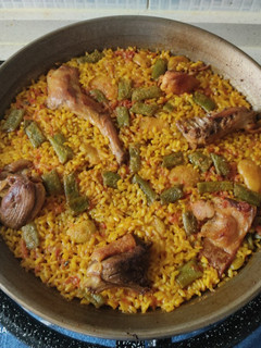 Una foto de Paella de pollo, conejo y pato