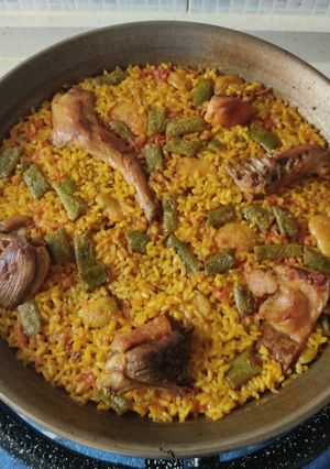 Una foto de Paella de pollo, conejo y pato