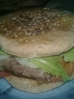 Una foto de Sándwich de chorizo y pan integral !!!!