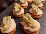Crostini con patè di cannellini e salvia fritta
