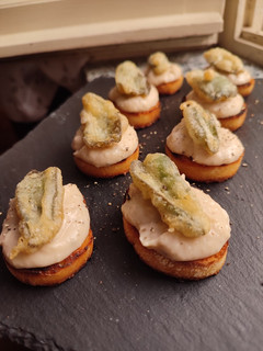 Foto di Crostini con patè di cannellini e salvia fritta