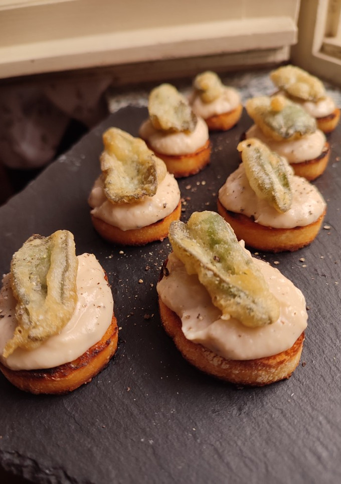 Foto di Crostini con patè di cannellini e salvia fritta