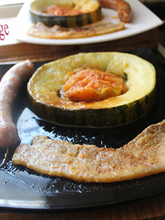 Una foto de Tocino y longaniza con melón y tomate